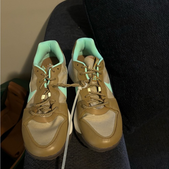 Nike shoes blue and tan color - Picture 2 of 4